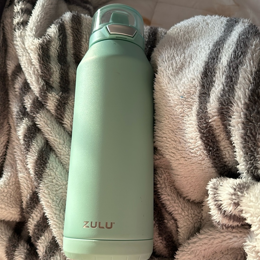 Blue Zulu water bottle.